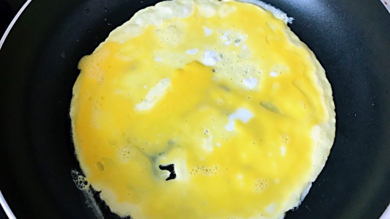 快手营养早餐13,平底不粘锅里倒一点点底油，不开火缓缓倒入鸡蛋液，平铺锅底即可，开小火，让蛋液慢慢凝固；
