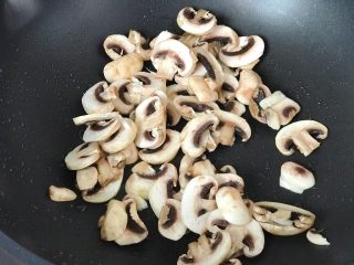 快手营养早餐13,蘑菇片下油锅中火炒，不放任何调味品，避免出汤，炒出圆菇的特殊香气之后，盛出；