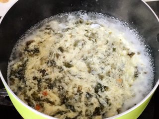 快手营养早餐13,另一边沸水中加紫菜汤料包，打散1个鸡蛋倒入汤中，打成蛋花，紫菜蛋花汤完成；