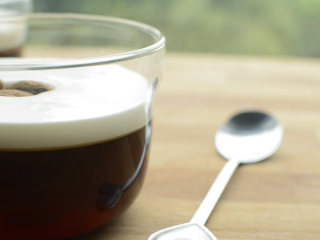 咖啡布丁,生酮版本：不加冰激凌。加入淡奶油和杏仁。