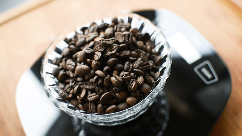咖啡布丁,称取100g咖啡豆。
