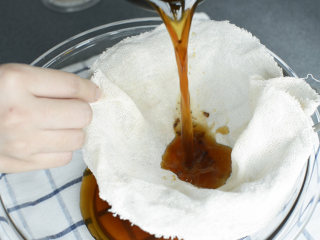 咖啡布丁,过滤咖啡渣。浓缩冷萃完成，可以冷藏保存3天。