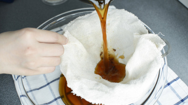 咖啡布丁,过滤咖啡渣。浓缩冷萃完成，可以冷藏保存3天。