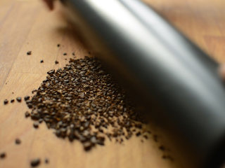 咖啡布丁,没有磨豆机也没关系，用擀面杖即可。
碾压成绿豆到米粒大小。