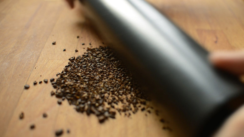 咖啡布丁,没有磨豆机也没关系，用擀面杖即可。
碾压成绿豆到米粒大小。