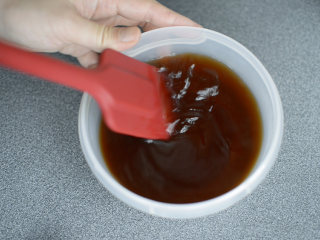咖啡布丁,搅拌直到吉利丁完全融化。
放入4℃-12℃的冰箱冷藏室，冷藏12-24小时凝固。
冰箱温度高于12℃的须增加吉利丁用量的1/2，使凝固效果更好。