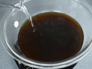 咖啡布丁,根据个人口味加入清水，调整浓度。冷萃咖啡完成。