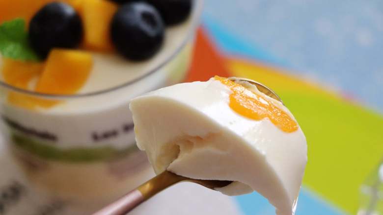 芒果椰奶冻 杨枝甘露般的美味,顶部放上芒果块或其他的水果，开动吧。