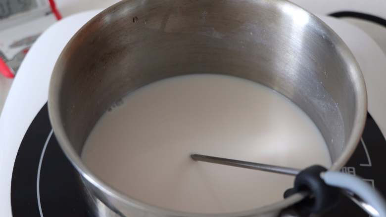 芒果椰奶冻 杨枝甘露般的美味,椰汁和炼乳混合，煮到50度左右。加入泡软的吉利丁片。搅匀。晾温，大约30度左右。