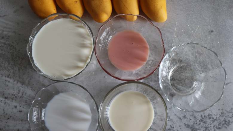 芒果椰奶冻 杨枝甘露般的美味,准备食材，称重，炼乳我用了草莓味的。吉利丁片，剪成条状，放到凉的清水中。