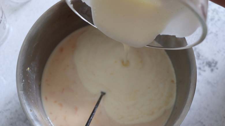 芒果椰奶冻 杨枝甘露般的美味,淡奶油打到6分发。倒入到5中，拌匀。