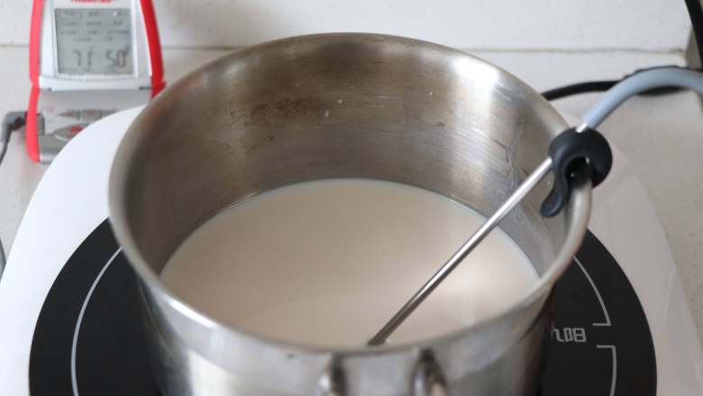 芒果椰奶冻 杨枝甘露般的美味,牛奶，椰汁，炼乳混合到奶锅中，煮到烫手，大约50度左右，离火。