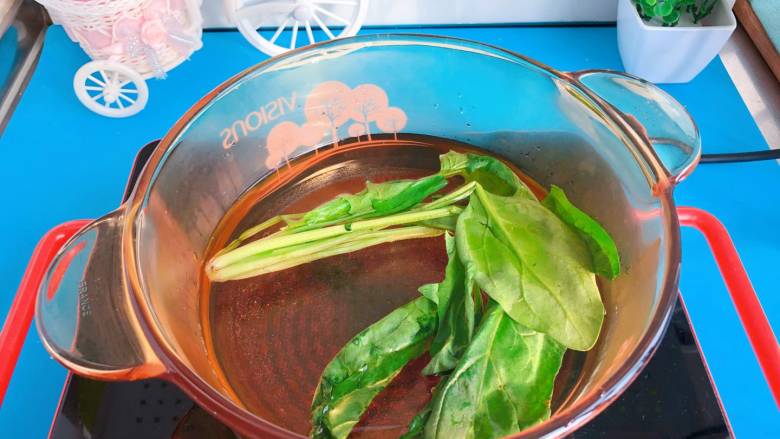 宝宝辅食，11M+，藜麦蝴蝶面汤,起锅水烧开后放入菠菜 焯1分钟

蔬菜麻麻们一定要记得焯水哦，这样可以有效去除蔬菜表面细菌和农药残留，更卫生更健康。