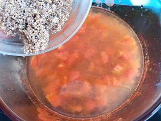 宝宝辅食，11M+，藜麦蝴蝶面汤,加清水没过西红柿，把泡过的藜麦加入汤锅中，中火煮 25分钟