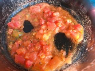宝宝辅食，11M+，藜麦蝴蝶面汤,另起锅，倒入少量油，放入西红柿翻炒至西红柿出浓汤汁