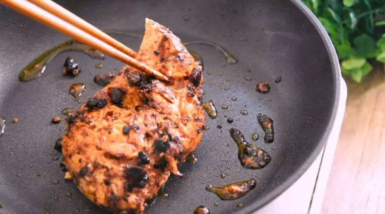 用中式调味品，做出西餐的感觉——豆豉酱烧鸡胸肉,热锅冷油，中火将鸡胸肉两面煎香