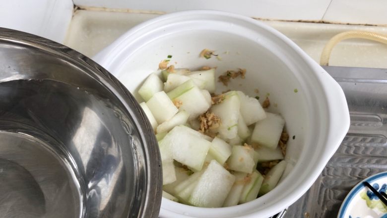 清热消暑，一碗好汤➕蛤蜊冬瓜丸子汤,加入约1.5升清水
