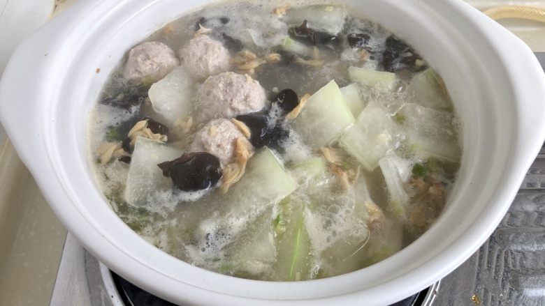 清热消暑，一碗好汤➕蛤蜊冬瓜丸子汤,直到肉丸熟透浮起即可