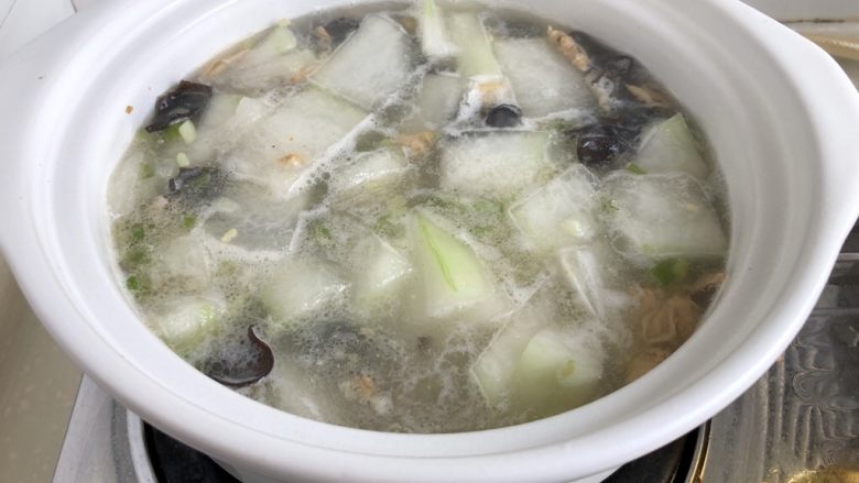 清热消暑，一碗好汤➕蛤蜊冬瓜丸子汤,依次加入肉丸子，保持小火