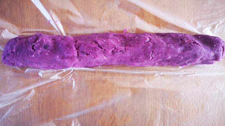 紫薯糯米糍,将加了炼乳的紫薯泥捏成粗条备用