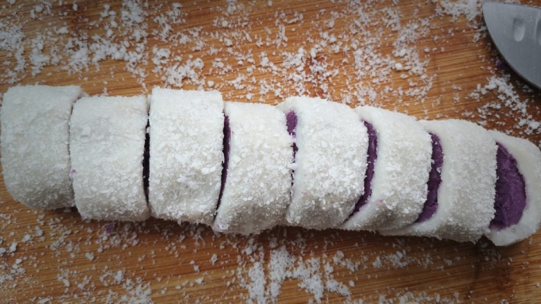 紫薯糯米糍,用刀切成小块