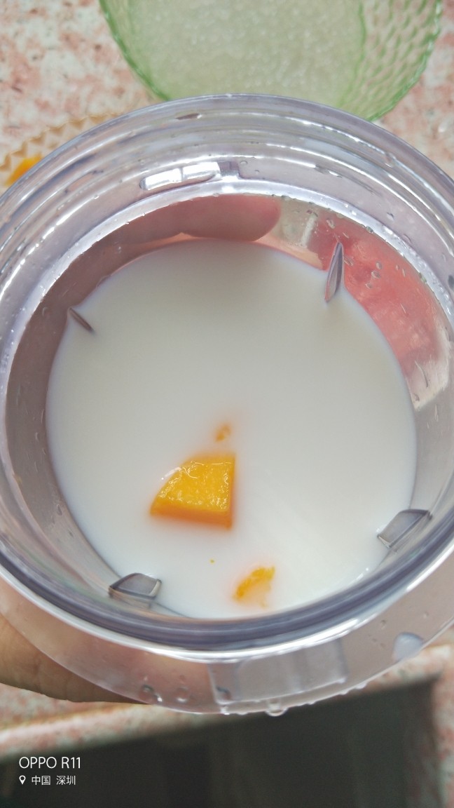 甜品里的颜值担当–杨枝甘露,留一小部分芒果粒，其他的全部放入料理杯，加入椰汁打成浓稠的奶昔状