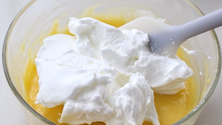 奶油蛋糕卷,烤箱上下火165度预热，取1/3的蛋白霜放到蛋黄糊中，用刮刀上下翻拌均匀