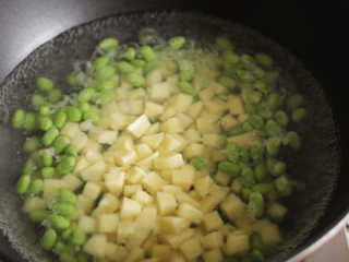粒粒豆豆香,倒入土豆块，水沸后继续煮约1分钟