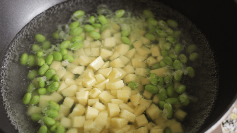粒粒豆豆香,倒入土豆块，水沸后继续煮约1分钟