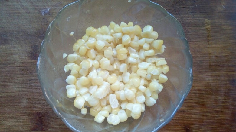 奶香玉米汁,掰好的玉米粒会有一些玉米须在上面，用清水洗净后沥干水分备用。
