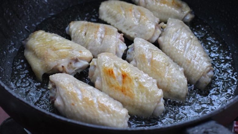 红烧鸡翅炖土豆,用小火煎至表皮变色