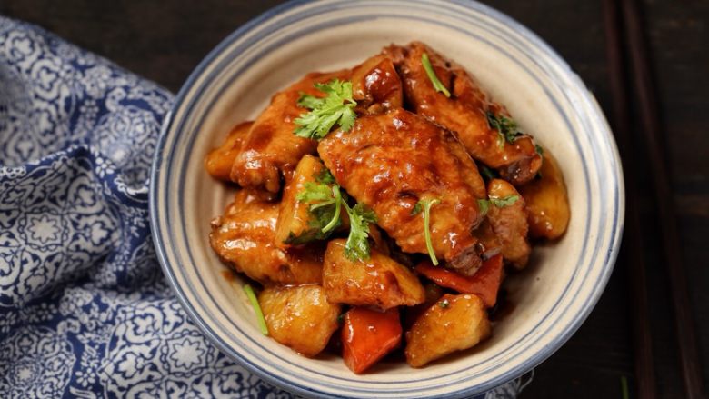 红烧鸡翅炖土豆,一道色香味俱全的红烧鸡翅炖土豆就做好了！