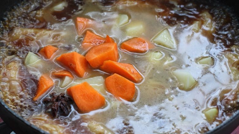 红烧鸡翅炖土豆,放入土豆和胡萝卜，继续中小火炖煮20分钟