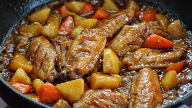 红烧鸡翅炖土豆,待锅内汤汁减少、食材炖至软烂，调入适量的盐翻炒均匀