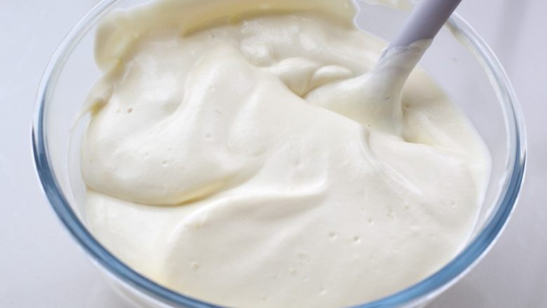 奥利奥咸奶油盒子,将拌好的面糊倒入剩下的蛋白霜中，继续用刮刀上下翻拌均匀。不要画圈搅拌，以免蛋白消泡
