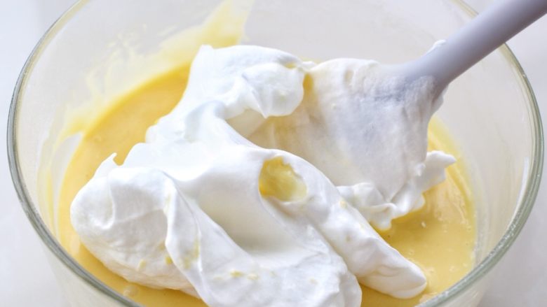 奥利奥咸奶油盒子,取三分之一的蛋白霜放入蛋黄糊中翻拌均匀
