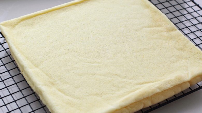 奥利奥咸奶油盒子,将烤盘放入烤箱中层烤约18分钟左右，取出倒扣撕去油纸
