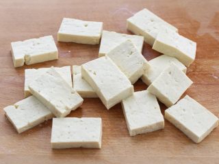 剁椒酱烧豆腐,将豆腐洗净沥水，然后切成长方形的块状
