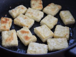 剁椒酱烧豆腐,用小火将豆腐块的两面煎成焦黄色，盛出备用