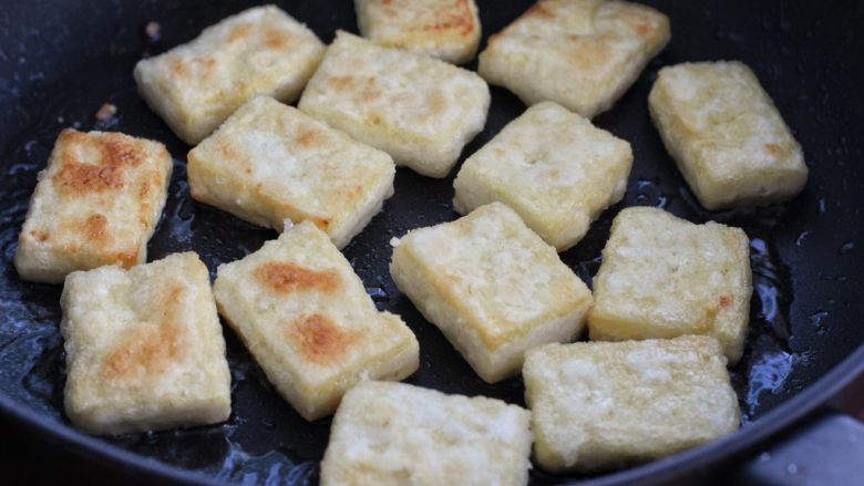 剁椒酱烧豆腐,用小火将豆腐块的两面煎成焦黄色，盛出备用