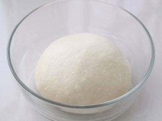 奶酪面包,将面团放入容器中，上面覆盖保鲜膜进行基础发酵