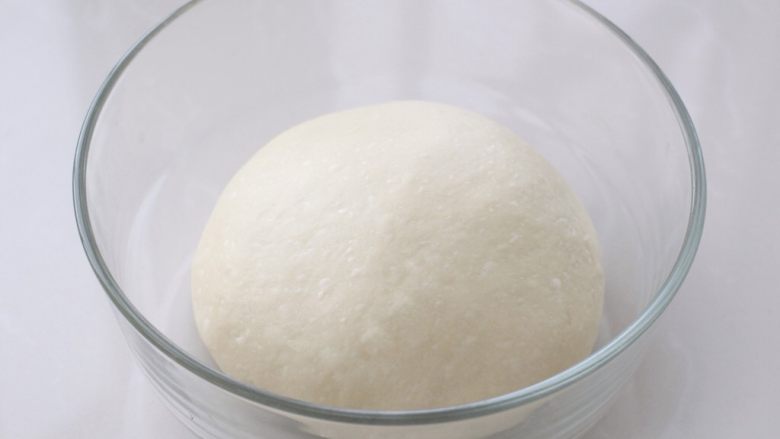 奶酪面包,将面团放入容器中，上面覆盖保鲜膜进行基础发酵