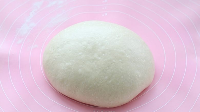 奶酪面包,取出发酵好的面团按压排气，再揉至光滑状态