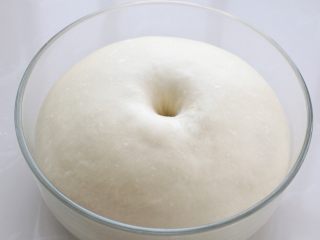 奶酪面包,待面团发酵至原来的2-2.5倍大，手指蘸干面粉戳入面团中间，拔出后面团不回缩就是发酵好了