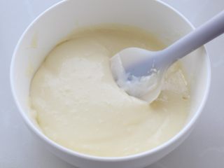 奶酪面包,准备奶酪馅：将奶油奶酪隔水软化，加入糖粉搅打至细腻顺滑状态，再加入牛奶和奶粉搅打均匀，奶酪馅就做好了