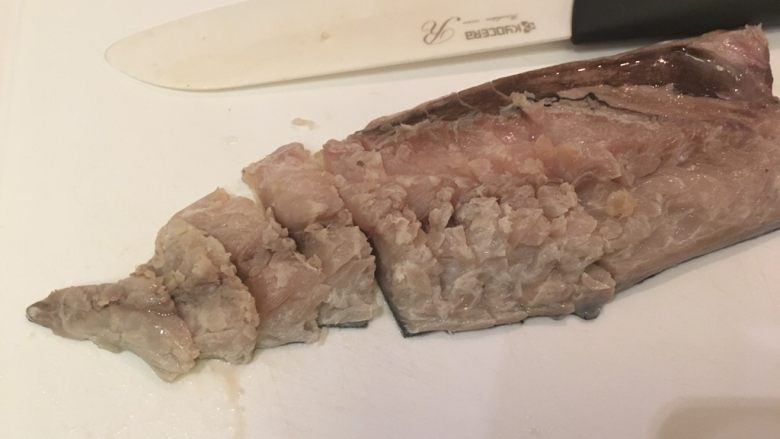 盐渍鲭鱼,将鱼肉切段，约1cm宽度