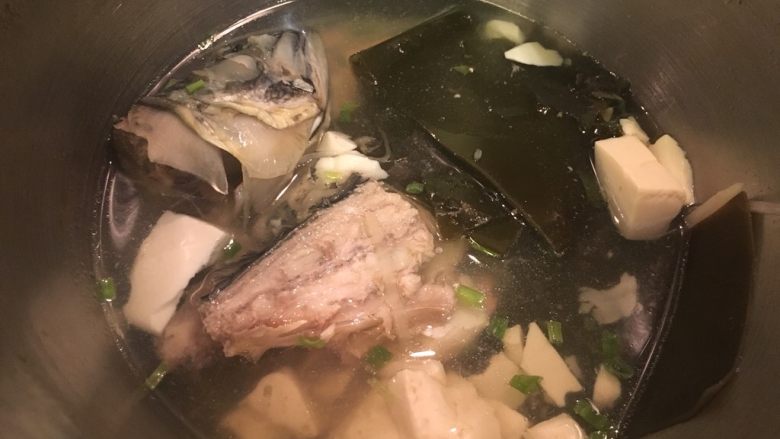 盐渍鲭鱼,鱼头跟鱼骨加昆布、豆腐煮一锅豆腐汤