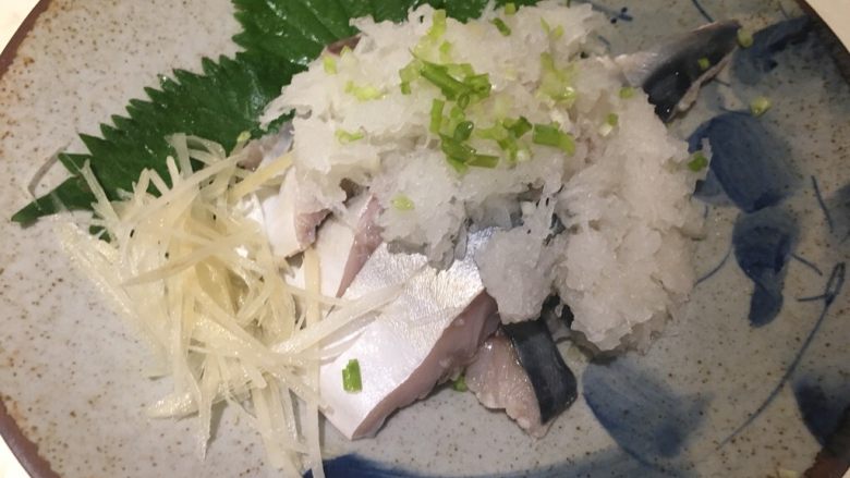盐渍鲭鱼,摆盘，紫苏垫底，萝卜泥放鱼肉上，嫩姜摆边上