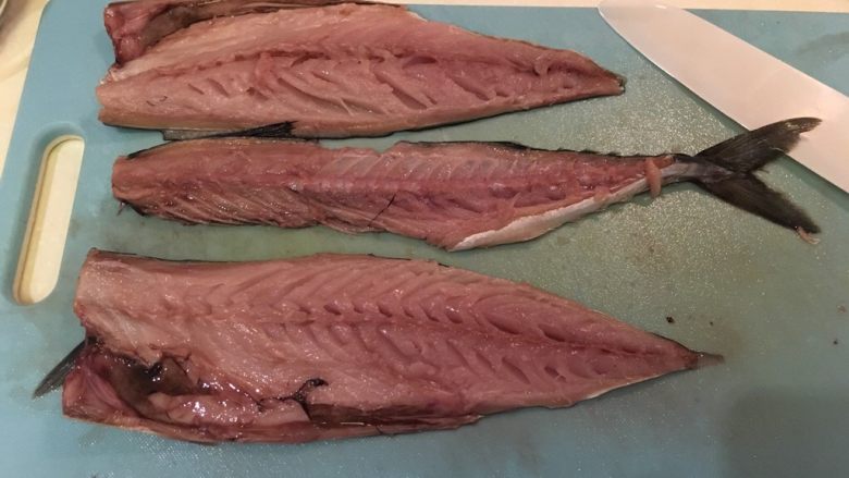 盐渍鲭鱼,两片鱼肉、鱼骨