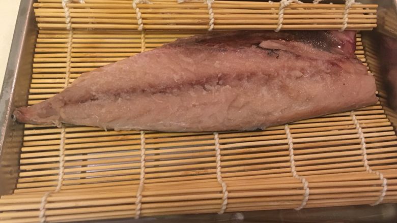 盐渍鲭鱼,冷冻一小时后的鱼肉